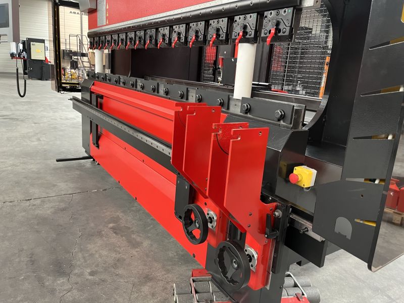 Presse plieuse AMADA 3050 x 100T