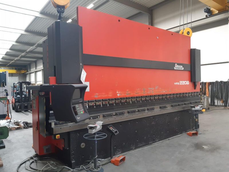 Presse plieuse AMADA 6100 x 220T