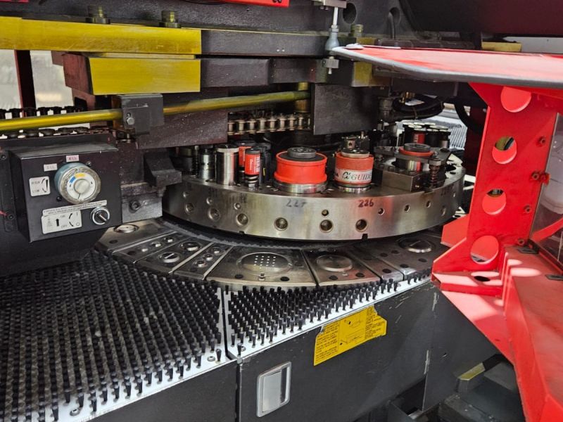Poinçonneuse AMADA EMZ3610NT