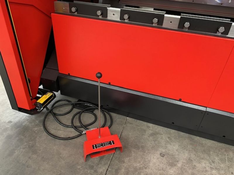 Presse plieuse AMADA 2570 x 80T