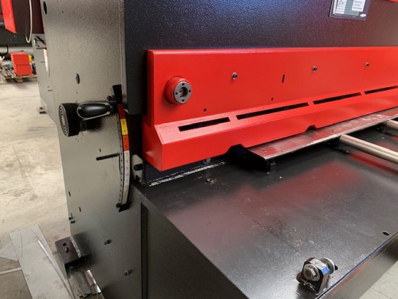 Cisaille AMADA GPN 3050 x 6 mm