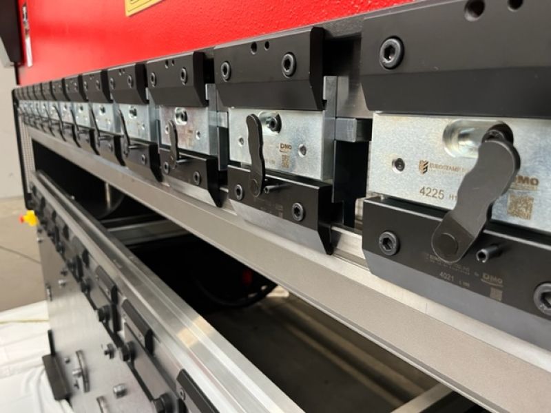 Presse plieuse AMADA 2500 x 80T